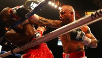 Mayweather Jr kemudian menantang juara WBA kelas menengah ringan, Miguel Cotto di MGM Grand Garden, 5 Mei 2012. Mayweather Jr menang angka dalam duel sengit itu. (Foto: Al Bello/Getty Images)