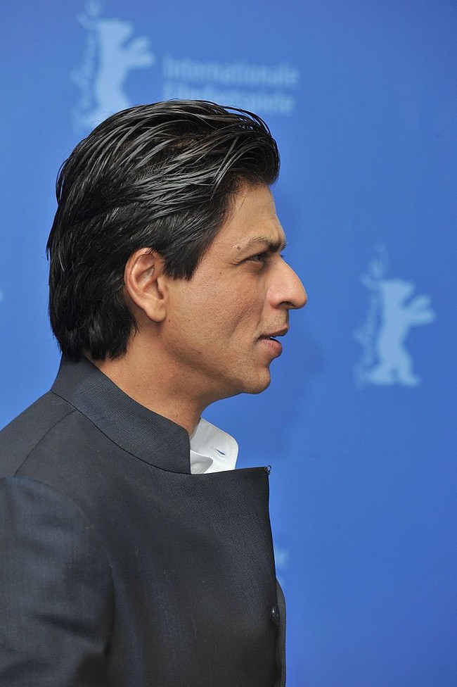 Hair gel sepertinya memang jadi andalan Shahrukh Khan untuk menata rambutnya saat hadir di acara-acara formal. Foto: Getty Images