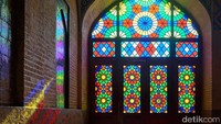 Selain itu, berbagai pilar di dalam masjid juga ikut dihias dengan kaligrafi cantik dan tentunya dicat pula dengan aneka warna. Istimewa/Boredpanda.