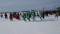 Selain itu mereka juga turun ke jalan dan nantinya juga bermain ski untuk menarik wisatawan. Gokil! (Shibuya Hayabusa Piercing Corps/Facebook)