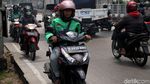 Aksi Pemotor Nakal Hindari Macet di Daan Mogot