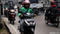 Tak hanya masuk ke jalur TransJakarta, beberapa dari pemotor juga nekat melawan arus.