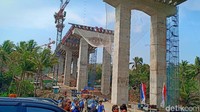 Jembatan itu membentang sepanjang 495 meter.
