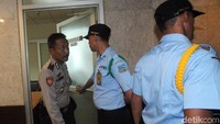 Penyisiran tersebut untuk memastikan tidak ada lagi peluru yang berada di ruang DPR.