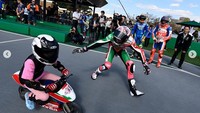 Aktivitas balapan menggunakan motor mini ini cukup unik. Pebalap MotoGP harus bergantian menunggangi motor mini dengan anak-anak Jepang. Foto: Instagram/motogp