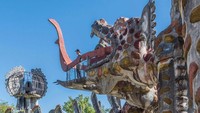 Terdapat patung ular naga, bangunan ala negeri dongeng, lampu rusa bergaya unik, hingga patung lainnya yang nyentrik (Zurich Tourism)