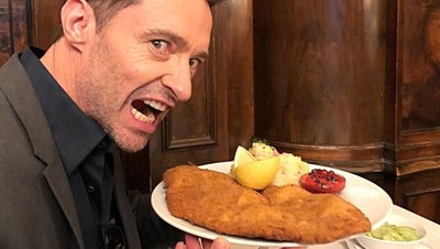 Makin Tampan, Ini Gaya Hugh Jackman Saat Makan Pizza dan Buat Pancake