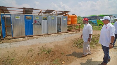 OJK dan IJK Beri Bantuan Huntara di Sulteng