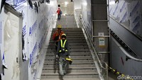 Lokasi masuk ke stasiun bawah tanah MRT di Senayan bisa ditempuh dari jalur yang ada seberang Ratu Plaza. Sementara akses masuk lainnya yang ada di depan Ratu Plaza masih dalam tahap pembangunan.