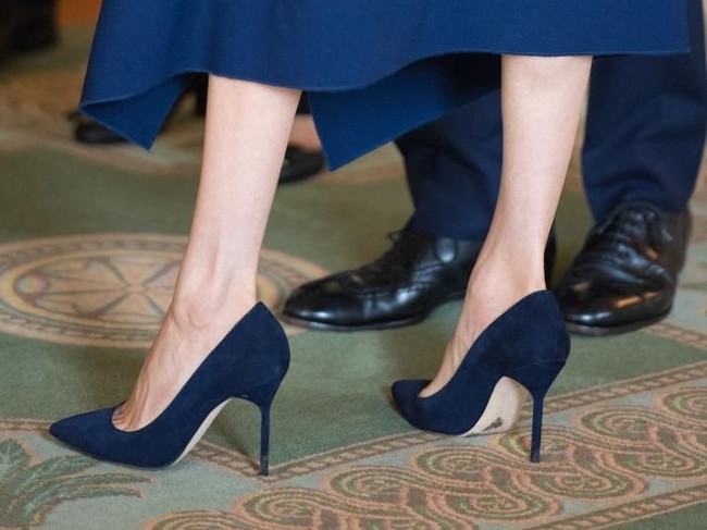 Meghan yang diketahui tengah mengandung 12 minggu memadukan gaunnya dengan heels Manolo Blahnik berwarna senada. Harganya, US$ 928 atau sekitar Rp 14 juta. (Foto: Getty Images)