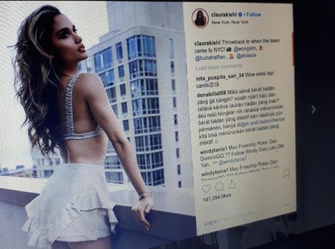 Pamer Punggung Cinta Laura Seksi Banget!