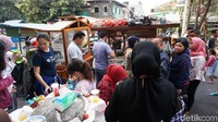 Selain sabar, makan bakso Adam juga tak bisa berlama-lama. Karena tempat makannya hanya di pinggir jalan dengan kursi plastik. Foto: Devi S. Lestari / detikFood