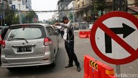 Meski telah dipasang marka-marka jalan, masih banyak pengendara yang bingung.