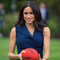 Meghan Markle dan Pangeran Harry tengah berada di Melbourne dalam rangka tur internasional perdana mereka ke benua Australia dan sekitarnya. Pada hari ketiga kunjungan tersebut, Kamis (18/10/2018), pasangan ini bertemu dengan komunitas This Girl Can yang mengampanyekan gaya hidup aktif bagi perempuan muda. Meghan bahkan sempat unjuk kebolehan bermain rugby. (Foto: Getty Images)
