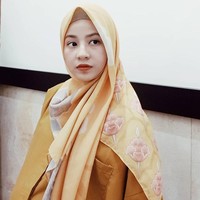 Hijab segi empat motif dengan gaya seperti ini bisa menutupi pipi yang semakin chubby. Natasha Rizki juga membiarkan hijabnya menjuntai menutupi dada. Foto: Instagram/natasharizkynew