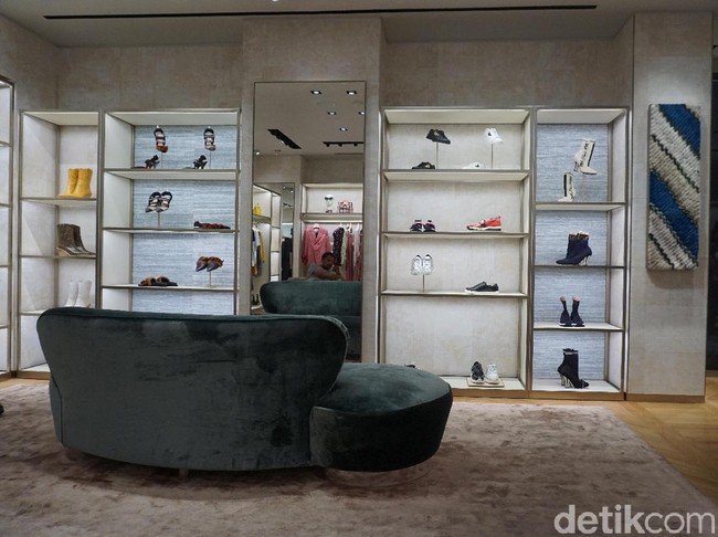 Butik berada di lantai satu pusat belanja yang berlokasi di kawasan Bundaran Hotel Indonesia, Jakarta Pusat. Butik Fendi lainnya di Indonesia berlokasi di Plaza Senayan, Jakarta. (Foto: Daniel Ngantung/Wolipop)