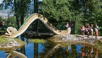 Patung-patung di taman pun dibuat berukuran besar (Zurich Tourism)