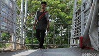 Sudah setahun lebih JPO ini dibiarkan rusak parah tanpa perbaikan menyeluruh.