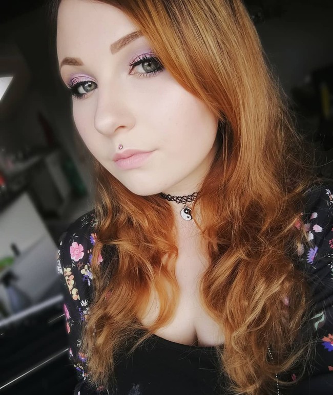 Wanita satu ini dikatakan sangat suka game hingga tergabung dalam sebuah komunitas yang bisa dimasuki gamers berat. Selain game, wanita asal Jerman tersebut juga menyukai cosplay dan hal-hal berbau Jepang. Foto: Instagram @gina.glamorous