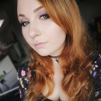 Wanita satu ini dikatakan sangat suka game hingga tergabung dalam sebuah komunitas yang bisa dimasuki gamers berat. Selain game, wanita asal Jerman tersebut juga menyukai cosplay dan hal-hal berbau Jepang. Foto: Instagram @gina.glamorous