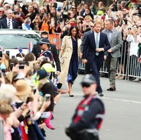 Tur Australia Pangeran Harry dan Meghan Markle berlanjut di Melbourne, Kamis (18/10/2018). Di kota terbesar kedua di benua kanguru itu, ribuan orang turun ke jalan utama demi melihat langsung kedua sejoli ini. (Foto: Getty Images)