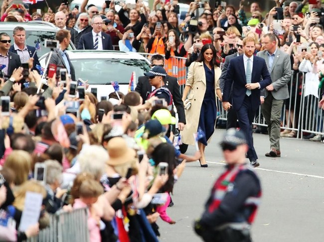 Tur Australia Pangeran Harry dan Meghan Markle berlanjut di Melbourne, Kamis (18/10/2018). Di kota terbesar kedua di benua kanguru itu, ribuan orang turun ke jalan utama demi melihat langsung kedua sejoli ini. (Foto: Getty Images)