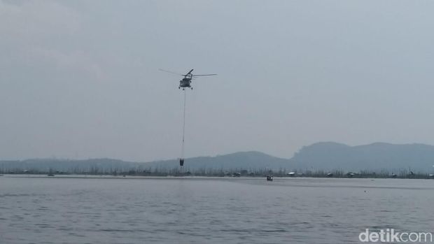 Helikopter ambil air di Rawa Pening untuk padamkan api di Gunung Merbabu.