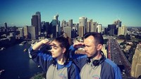 Ia juga pernah mendaki Sydney Harbour Bridge di Sydney, Australia lho (realbarbarapalvin/Instagram)