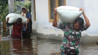 Banjir yang melanda sejumlah daerah di Aceh itu membuat sejumlah prajurit TNI AD Kodim 105/Aceh Barat membantu warga melakukan evakuasi dari Desa Cot Amun, Aceh Barat ke tempat yang lebih aman. Antara Foto/Syifa Yulinnas.