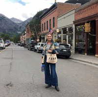 Organisasi amal bernama Feed itu mengumpulkan dana untuk disumbangkan. Sumbangan akan ditujukan bagi mereka  yang tidak mampu dengan memberikan makanan. Foto: Instagram (@laurenblauren)