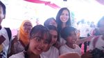 Potret Istri Mensos Saat Hibur Anak-anak Korban Gempa Lombok