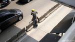 Aksi Pemotor Nakal Hindari Macet di Daan Mogot
