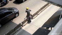 Usai masuk ke jalur TranJakarta, pemotor dengan seenaknya keluar melalui sela separator atau pembatas jalan.