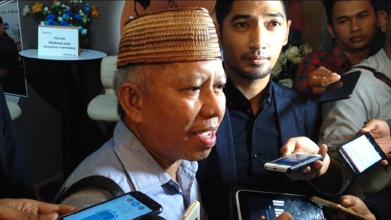 Pelapor Tanggapi Maruf: Gestur SBY Beda dengan Pose 1 Jari Luhut Pelapor Tanggapi Maruf: Gestur SBY Beda dengan Pose 1 Jari Luhut
