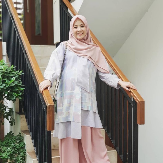 Tunik berpotongan unik dan asimetris ini juga cocok buat bumil. Bentuknya bisa memberikan ilusi tubuh tetap proporsional. Foto: Instagram/natasharizkynew