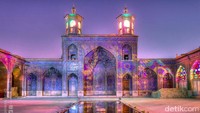 Masjid Pelangi atau Masjid Nasir al-Molk di Iran. Istimewa/Boredpanda.
