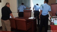 Polisi dibantu pamdal DPR memeriksa sudut-sudut ruangan.
