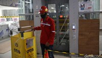 Untuk kemudahan dan kenyamanan pengguna, akses masuk ke stasiun dari jalan raya dilengkapi empat buah tangga (dua unit sisi barat dan dua unit di sisi timur), dua unit eskalator (satu unit di sisi barat dan satu unit di sisi timur), dan dua unit lift. 
