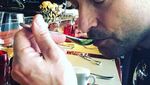 Makin Tampan, Ini Gaya Hugh Jackman Saat Makan Pizza dan Buat Pancake
