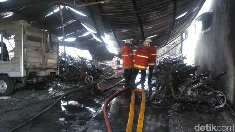 Puluhan Motor Pelajar SMKN 1 Surabaya dan 1 Unit Mobil Ludes Terbakar Puluhan Motor Pelajar SMKN 1 Surabaya dan 1 Unit Mobil Ludes Terbakar