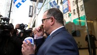 Seorang warga di Quebec mencium ganja yang baru dibelinya (Foto: Dok. REUTERS/Christinne Muschi)