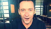 Sebelum buka bisnis kopi, sejak dulu Hugh memang gemar dengan kopi. Ini posenya saat menikmati kopi di sebuah kafe. Foto: Instagram @thehughjackman