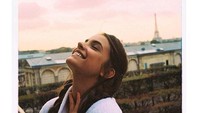 Gaya travelingnya pun fashionable dan stylish banget! (realbarbarapalvin/Instagram)