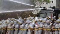 Water cannon dikerahkan untuk membubarkan massa.