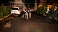 Tak hanya mengggunakan anjing pelacak, petugas juga menggunakan drone untuk memantau dari sisi atas gedung (Foto: Dok. REUTERS/Kemal Aslan)