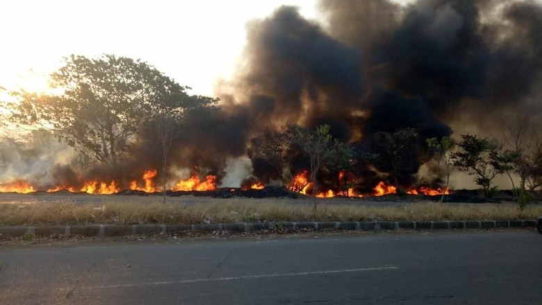 Puluhan Meter Pipa Pembuang Lumpur Sidoarjo Terbakar Puluhan Meter Pipa Pembuang Lumpur Sidoarjo Terbakar