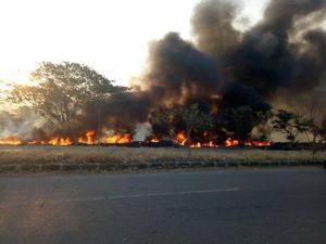 Puluhan Meter Pipa Pembuang Lumpur Sidoarjo Terbakar