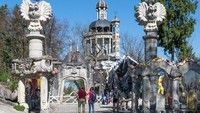 Sesuai namanya, taman ini dibuat oleh seniman Bruno Weber, dibantu oleh istri dan anak kembarnya, serta beberapa teman seniman (Zurich Tourism)