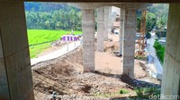 Jembatan itu mulai dikerjakan pada Maret 2017, setelah tanda tangan kontrak awal proyek ruas tol Salatiga-Kartasura oleh PT JSN.