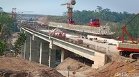 Jembatan yang dirancang khusus tahan gempa itu menghubungkan antara Desa Kenteng dan Desa Koripan Kecamatan Susukan Semarang Jawa Tengah. Tepatnya di STA 48+104 ruas tol Salatiga-Kartasura. Betul memang jembatan ini kita rancang untuk tahan gempa hingga seribu tahun lamanya. Lokasi berada di Desa Kenteng Kecamatan Susukan Semarang, terang David jelas Direktur Utama PT Jasamarga Solo Ngawi (JSN) David Wijayatno saat dihubungi detikcom Kamis (18/10/2018).